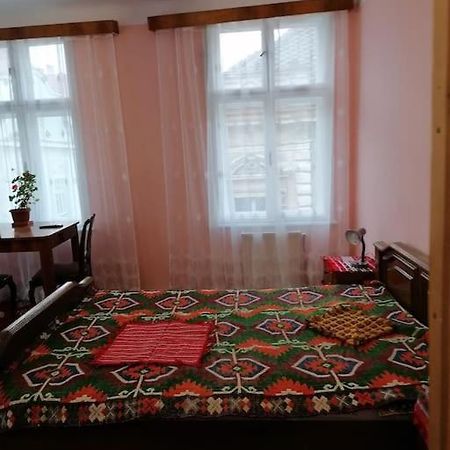 La 2 Pasi De Biserica Neagra Braşov Buitenkant foto