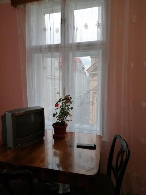 La 2 Pasi De Biserica Neagra Braşov Buitenkant foto