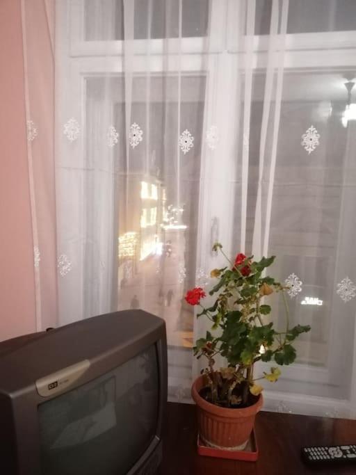 La 2 Pasi De Biserica Neagra Braşov Buitenkant foto