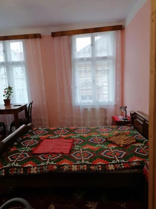 La 2 Pasi De Biserica Neagra Braşov Buitenkant foto