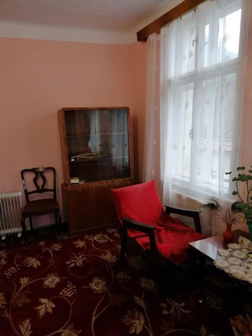 La 2 Pasi De Biserica Neagra Braşov Buitenkant foto