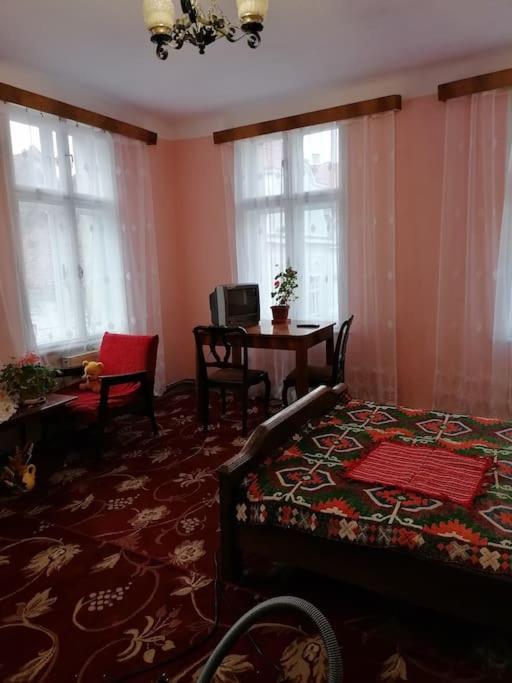 La 2 Pasi De Biserica Neagra Braşov Buitenkant foto