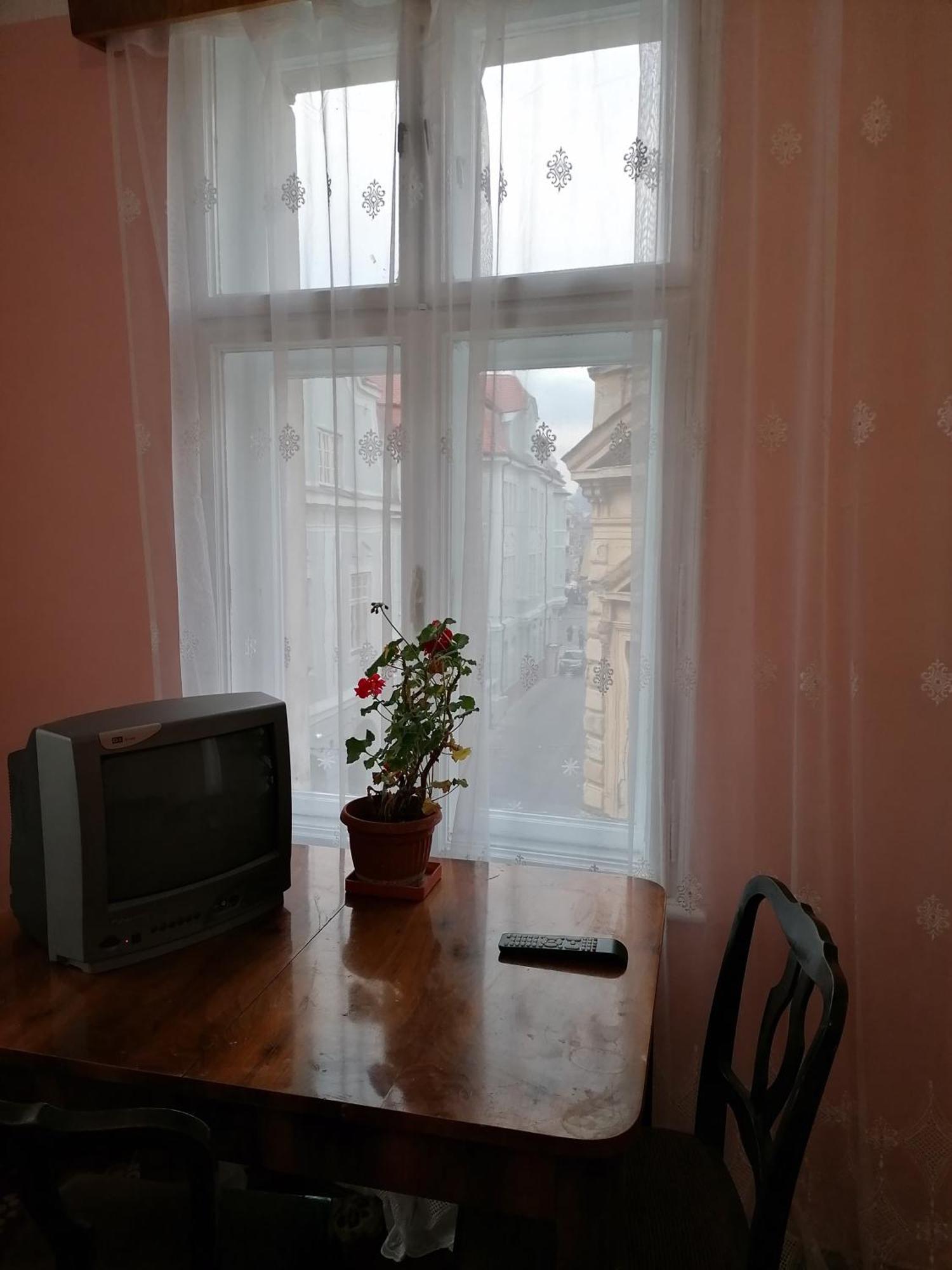 La 2 Pasi De Biserica Neagra Braşov Buitenkant foto